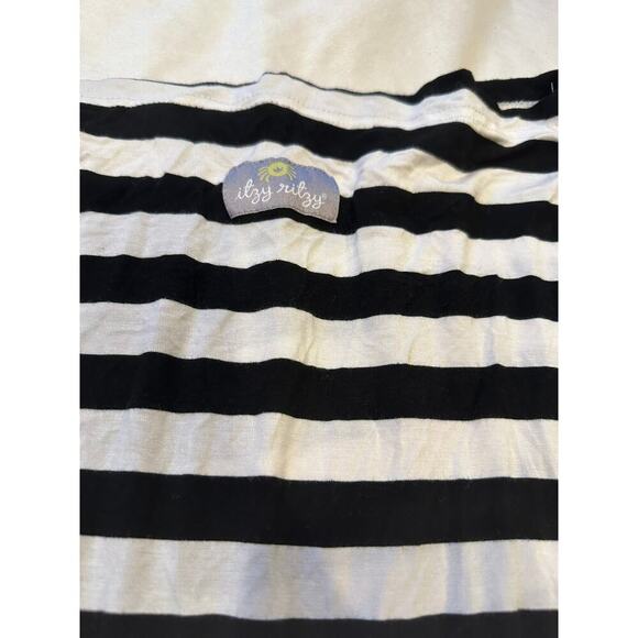 Itzy Ritzy Black and white car seat/nursing cover - Picture 2 of 3